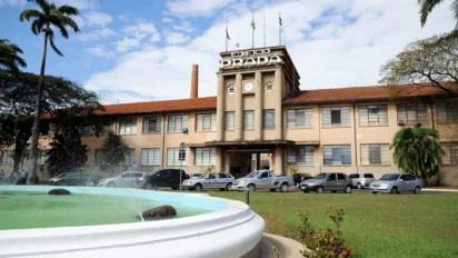 Fachada do Edifício Prada, sede do concurso Limeira SP, com palmeiras e chafariz