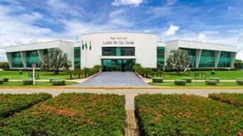 Prédio moderno da Prefeitura de Lucas do Rio Verde com fachada branca, janelas de vidro verde e jardins bem cuidados ao redor. Foto: Divulgação/Prefeitura de Prefeitura de Lucas do Rio Verde-MT