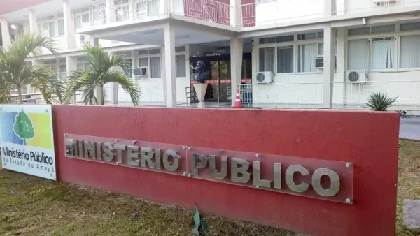 Concurso MPAP oferece salários de até R$ 8 mil para NM e NS 6 Fachada do prédio do Ministério Público do Estado do Amapá com muro vermelho e placa de identificação. Foto: Levy Headbanger/Wikipédia