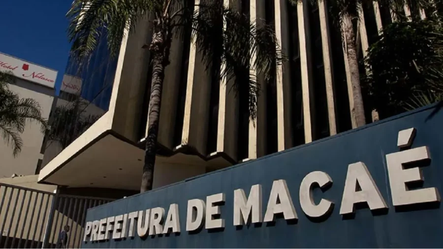 Concurso Macaé RJ 2026 com fachada da Prefeitura de Macaé em destaque