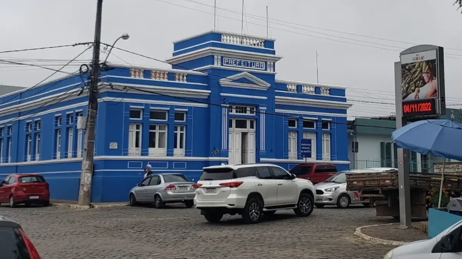 Concurso Maracás BA 2026 — fachada da Prefeitura Municipal de Maracás, no centro da cidade, Bahia