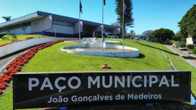 Concurso Marialva PR 2026 na Prefeitura com fachada do Paço Municipal