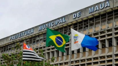 Bandeiras hasteadas diante do prédio da Prefeitura de Mauá em post sobre concurso Mauá SP