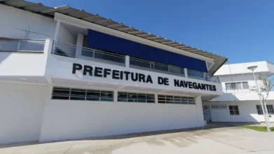Concurso Navegantes SC na Prefeitura com fachada do prédio público