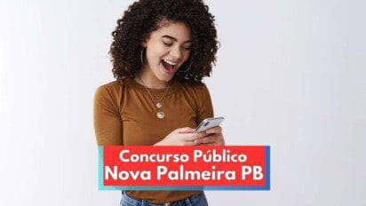 Mulher jovem de cabelos cacheados e expressão sorridente segura um celular enquanto lê uma mensagem. Ela usa blusa marrom, calça jeans e colar dourado com pingentes. Ao centro da imagem, há uma faixa colorida com os dizeres “Concurso Público Nova Palmeira PB” em destaque, indicando entusiasmo com a abertura de vagas no concurso público da Prefeitura de Nova Palmeira, na Paraíba.