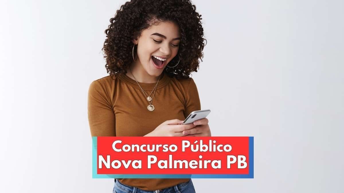 Concurso Nova Palmeira PB abre 100 vagas de até R$ 4,5 mil 1 Mulher jovem de cabelos cacheados e expressão sorridente segura um celular enquanto lê uma mensagem. Ela usa blusa marrom, calça jeans e colar dourado com pingentes. Ao centro da imagem, há uma faixa colorida com os dizeres “Concurso Público Nova Palmeira PB” em destaque, indicando entusiasmo com a abertura de vagas no concurso público da Prefeitura de Nova Palmeira, na Paraíba.