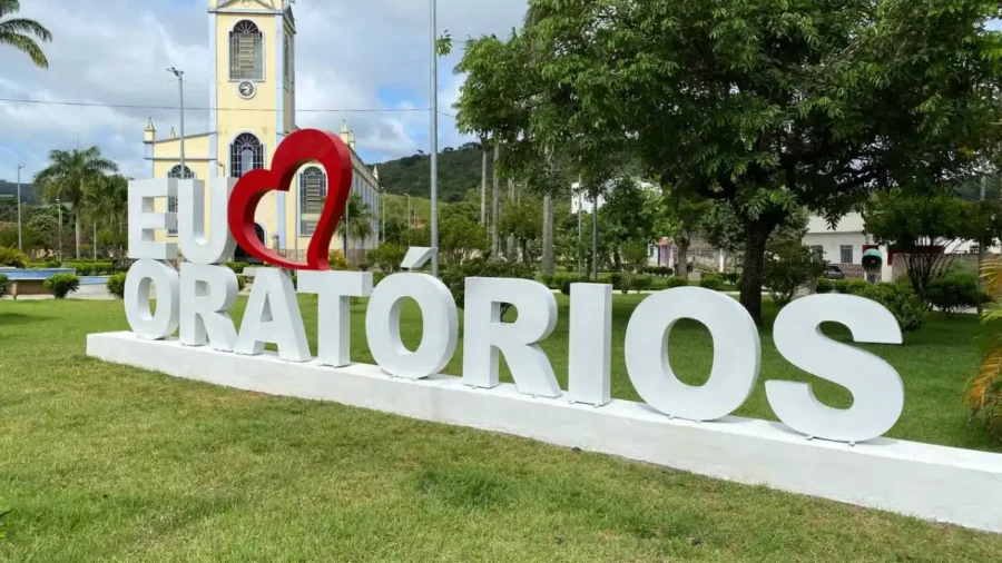 Concurso Oratórios MG na cidade de Oratórios com letreiro turístico