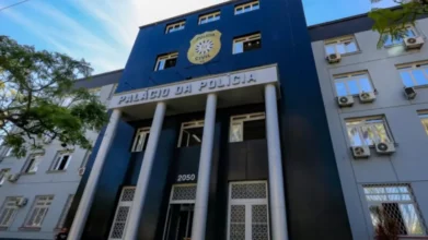 Concurso PC RS: 720 vagas imediatas e salários de R$ 7,3 mil 2 Fachada do Palácio da Polícia Civil do Rio Grande do Sul com colunas brancas e brasão da corporação na parte superior do prédio. Foto: Divulgação/PC RS