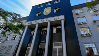 Fachada do Palácio da Polícia Civil do Rio Grande do Sul com colunas brancas e brasão da corporação na parte superior do prédio. Foto: Divulgação/PC RS