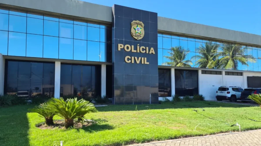 Fachada de vidro da sede da Polícia Civil de Alagoas com letreiro e palmeiras, concurso PCAL