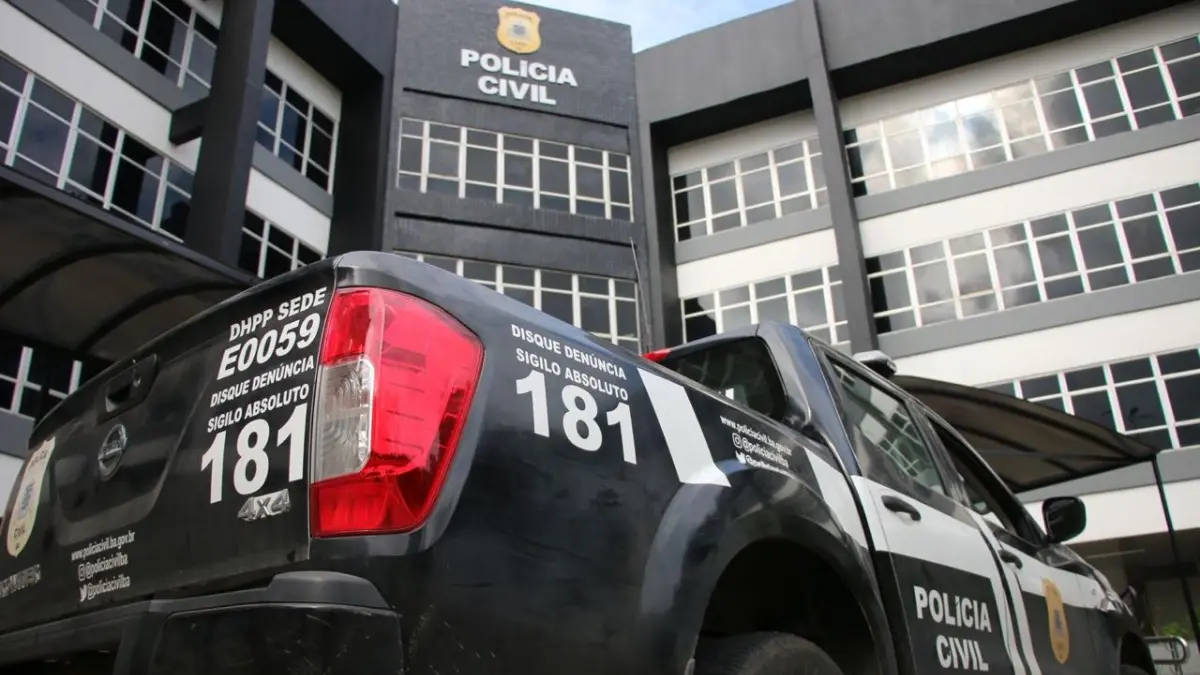 Concurso PCBA 2026 na sede da Polícia Civil da Bahia com viatura oficial