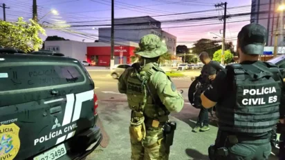 Policiais civis do Espírito Santo em operação urbana ao lado de viatura da corporação durante o entardecer. Foto: Divulgação/PCES