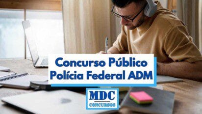 Homem estudando em casa usando fones de ouvido enquanto faz anotações em um caderno, com um notebook aberto à sua frente sobre uma mesa de madeira, ao lado de materiais de estudo como livros, cadernos e blocos de anotações coloridos, com luz natural entrando pela janela ao fundo, e sobre a imagem há um banner escrito Concurso Público Polícia Federal ADM e o logotipo MDC Concursos - Concurso PF ADM