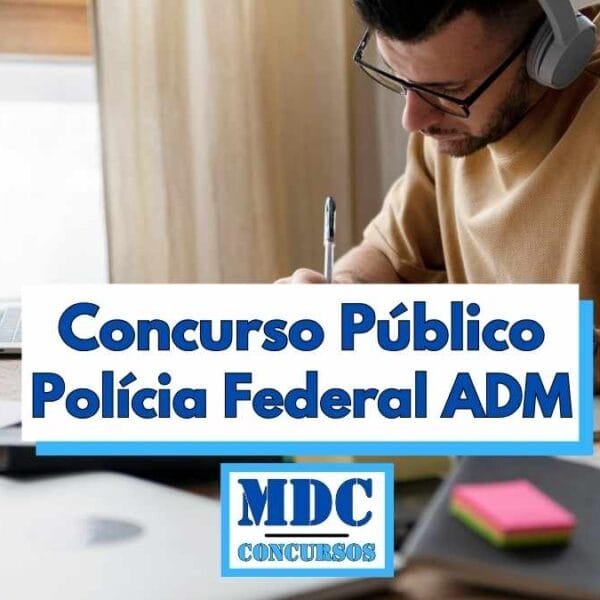 Homem estudando em casa usando fones de ouvido enquanto faz anotações em um caderno, com um notebook aberto à sua frente sobre uma mesa de madeira, ao lado de materiais de estudo como livros, cadernos e blocos de anotações coloridos, com luz natural entrando pela janela ao fundo, e sobre a imagem há um banner escrito Concurso Público Polícia Federal ADM e o logotipo MDC Concursos - Concurso PF ADM