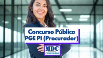 Mulher de cabelos lisos e castanhos, vestindo blazer azul-marinho e camisa branca, sorrindo de braços cruzados em frente a um fundo de vidro com estrutura moderna de escritório, com arte gráfica ao centro escrita Concurso Público PGE PI (Procurador) em letras azul-escuro com fundo branco e borda roxa, e logotipo escrito MDC Concursos na parte inferior da imagem