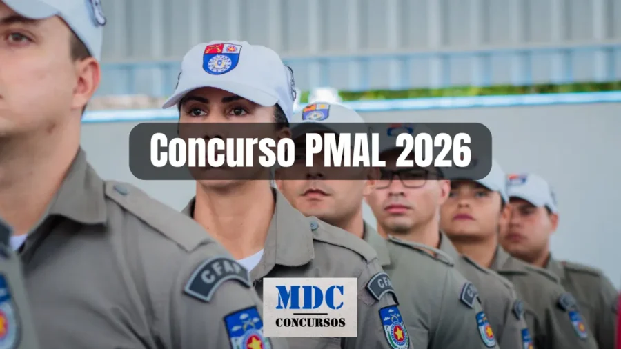 Fotografia de policiais militares de Alagoas em formação, fardados com uniformes cinza e bonés brancos, com o texto sobreposto Concurso PMAL 2026 e o logotipo "MDC Concursos" na parte inferior.