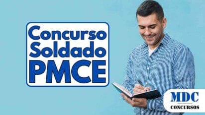 Homem sorridente de camisa xadrez azul escrevendo em um caderno, posicionado à direita da imagem, com fundo azul claro - Concurso PMCE 2025 1500 vagas e salário inicial de R$ 5,5 mil