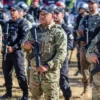 Policiais militares do Piauí em formação armada durante solenidade, ilustrando o concurso PMPI com banca FCC contratada