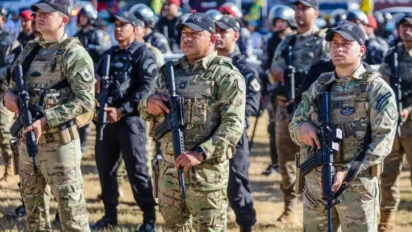 Policiais militares do Piauí em formação armada durante solenidade, ilustrando o concurso PMPI com banca FCC contratada