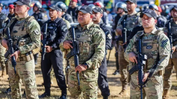 Concurso PMPI 2026 abre 1.001 vagas com salários de até R$ 9.793,54 5 Policiais militares do Piauí em formação armada durante solenidade, ilustrando o concurso PMPI com banca FCC contratada