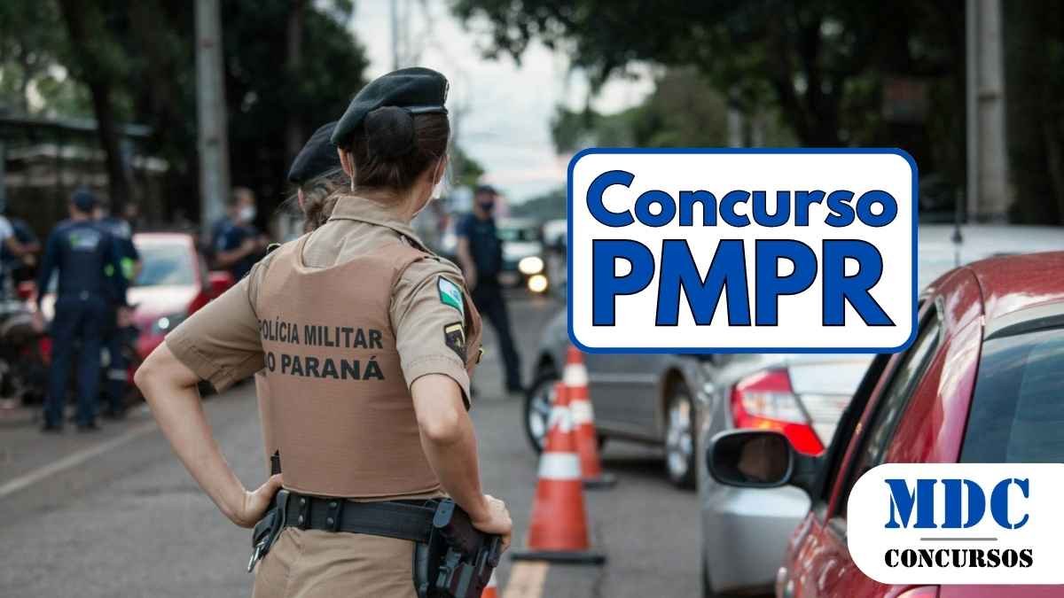 Policial militar do Paraná, vestindo farda bege e boina preta, observa uma blitz em uma avenida com cones sinalizando a abordagem de veículos, enquanto outros agentes atuam ao fundo - Concurso PMPR oferece 2.000 vagas