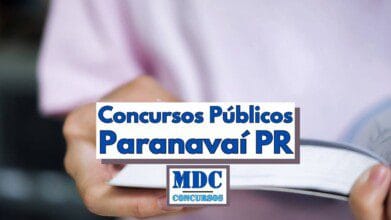 Pessoa folheando um livro ou caderno com foco nas mãos e no material de estudo, ao fundo há uma camisa rosa desfocada e em destaque uma faixa central com os dizeres Concursos Públicos Paranavaí PR e o logotipo MDC Concursos abaixo, remetendo a conteúdos informativos sobre concursos públicos no município de Paranavaí no estado do Paraná