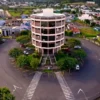 Foto aérea do prédio da Prefeitura de Parobé RS, edifício cilíndrico rodeado por rotatória e área verde, concurso Parobé RS
