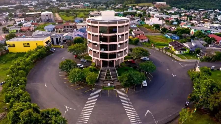 Foto aérea do prédio da Prefeitura de Parobé RS, edifício cilíndrico rodeado por rotatória e área verde, concurso Parobé RS
