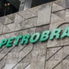 Concurso Petrobras 2026: fachada com logotipo da Petrobras em prédio corporativo da empresa