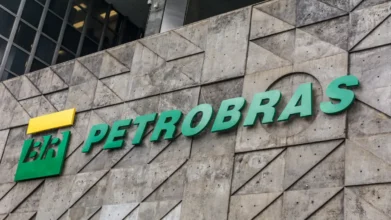 Concurso Petrobras 2026: fachada com logotipo da Petrobras em prédio corporativo da empresa