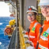 Concurso Petrobras 2026 com profissionais em plataforma offshore no mar