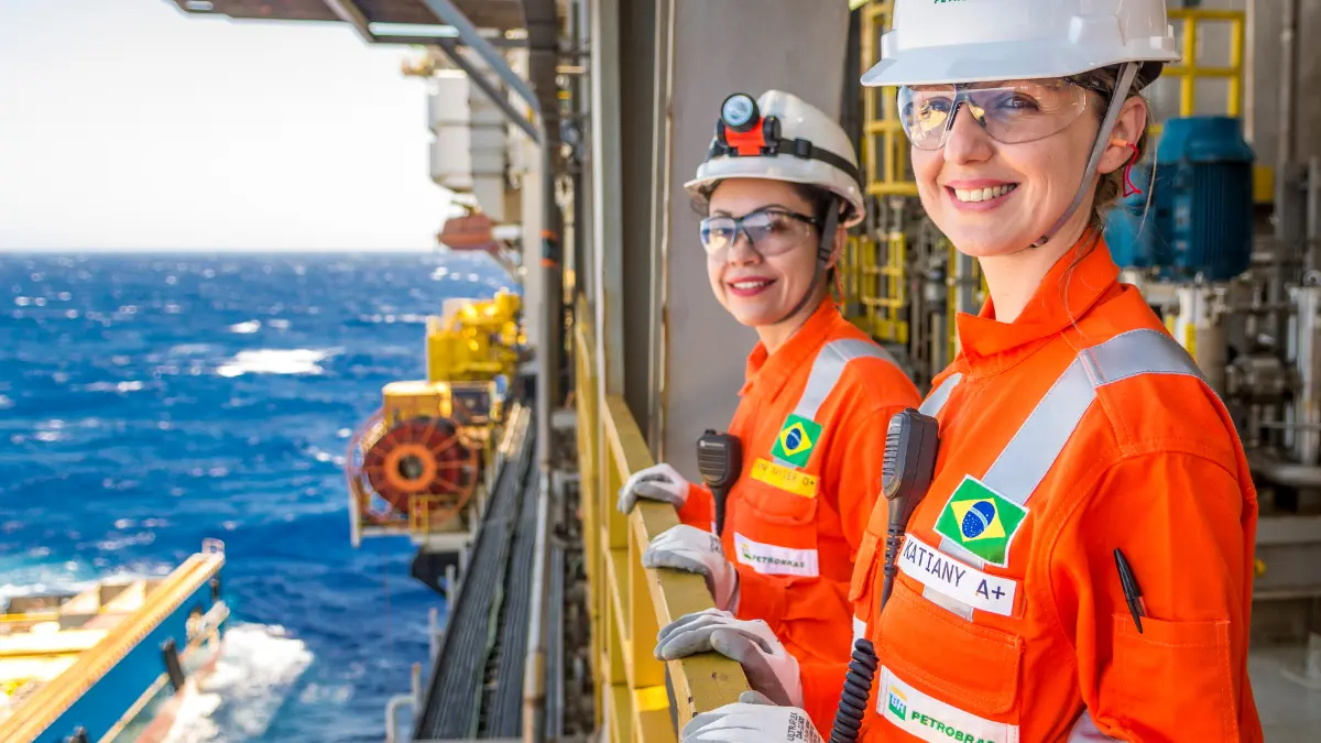 Concurso Petrobras 2026 com profissionais em plataforma offshore no mar