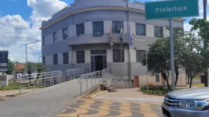 Concurso Piratininga SP: fachada da Prefeitura Municipal de Piratininga com entrada acessível e bandeiras oficiais