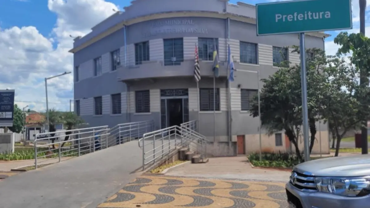 Concurso Piratininga SP: fachada da Prefeitura Municipal de Piratininga com entrada acessível e bandeiras oficiais