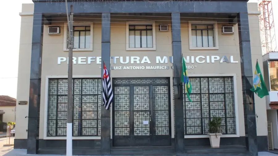 Fachada da Prefeitura Municipal de Potirendaba com bandeiras do estado de São Paulo e do Brasil, sede do concurso Potirendaba SP