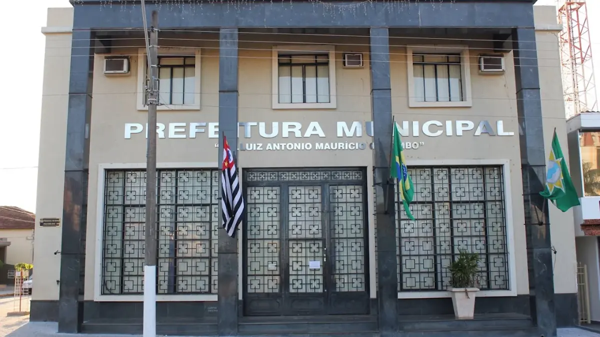 Concurso Potirendaba SP abre 36 vagas imediatas com salários de até R$ 12,6 mil 1 Fachada da Prefeitura Municipal de Potirendaba com bandeiras do estado de São Paulo e do Brasil, sede do concurso Potirendaba SP