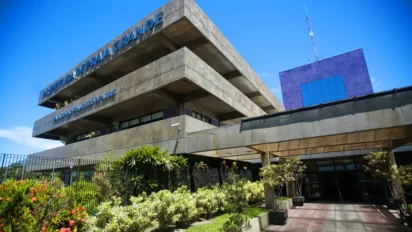 Concurso Praia Grande SP 2026 — fachada da Prefeitura de Praia Grande, em São Paulo, com jardim na entrada