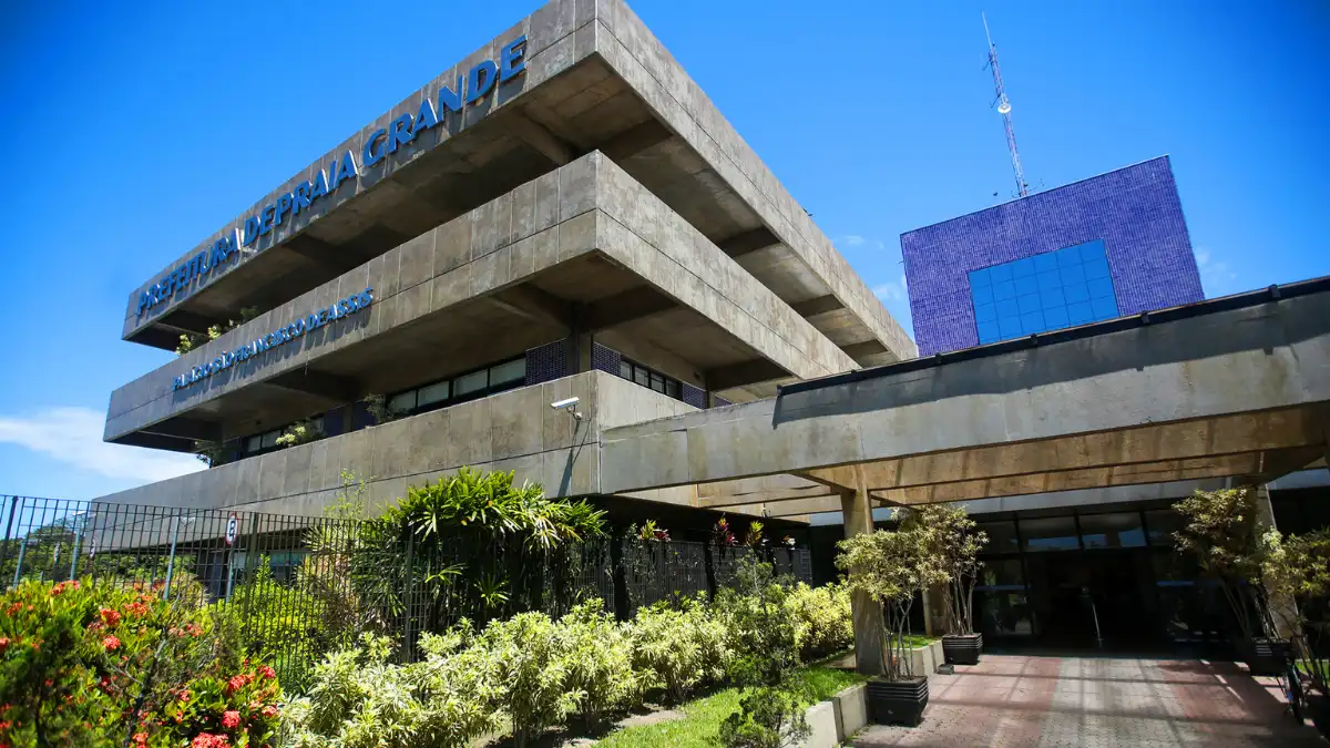 Concurso Praia Grande SP 2026 — fachada da Prefeitura de Praia Grande, em São Paulo, com jardim na entrada