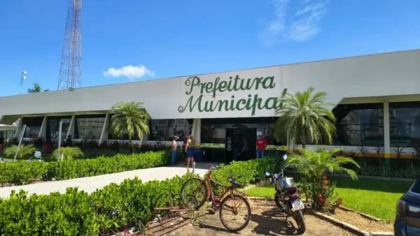 Concurso Primavera do Leste MT abre 33 vagas com salários de até R$ 16.346,38 5 Fachada da prefeitura sede do concurso Primavera do Leste MT em dia de céu azul