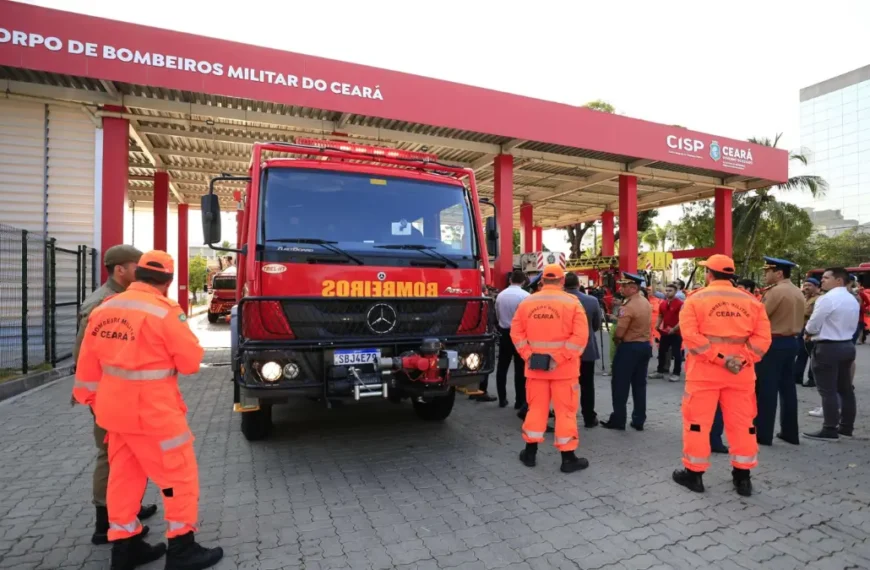 Bombeiros militares em uniformes laranja posicionados em frente a um caminhão de resgate vermelho no pátio do CISP Ceará. Foto: Divulgação/CBMCE