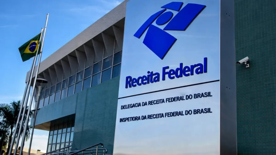 Concurso Receita Federal 2026 com placa institucional da Receita Federal em destaque