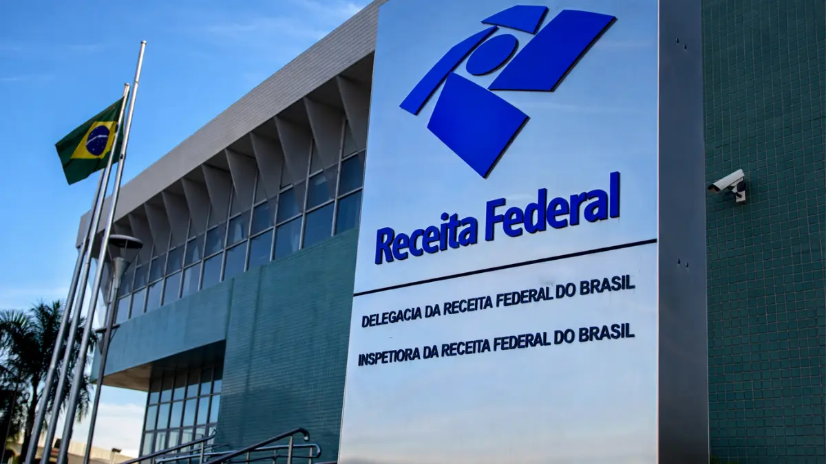 Concurso Receita Federal 2026 com placa institucional da Receita Federal em destaque