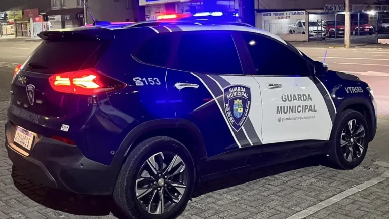 Concurso Rio do Sul SC viatura da Guarda Municipal estacionada em rua à noite