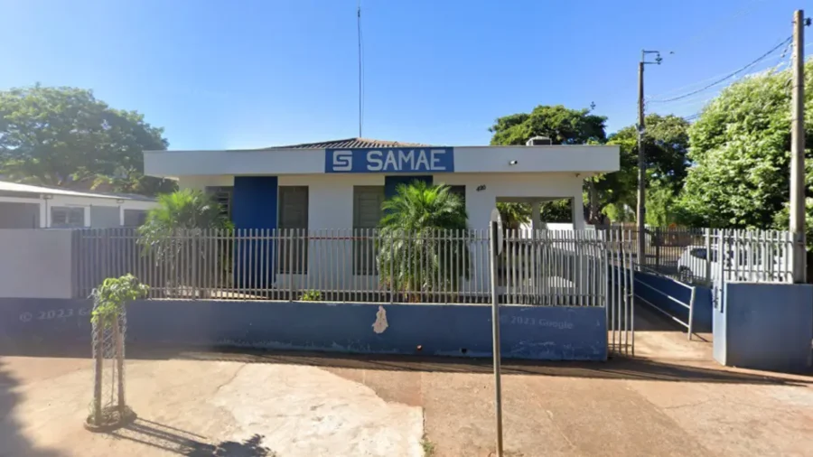 Fachada do SAMAE Jaguapitã PR com logotipo azul da autarquia, sede do concurso SAMAE Jaguapitã PR