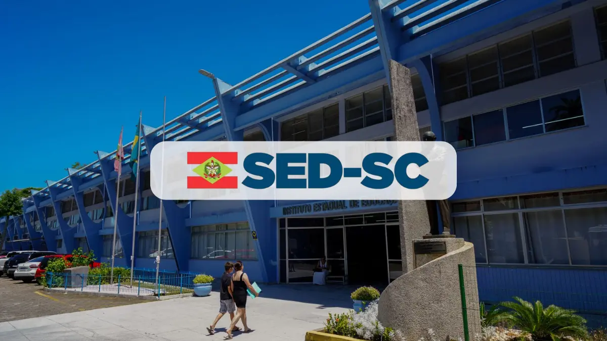 Concurso SED SC divulga resultado preliminar para mais de 10 mil vagas 1 Fachada azul do Instituto Estadual de Educação em Florianópolis com logotipo do concurso SED SC