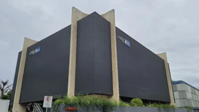 Concurso SEDES DF 2026 com imagem da sede da SEDES DF no Distrito Federal