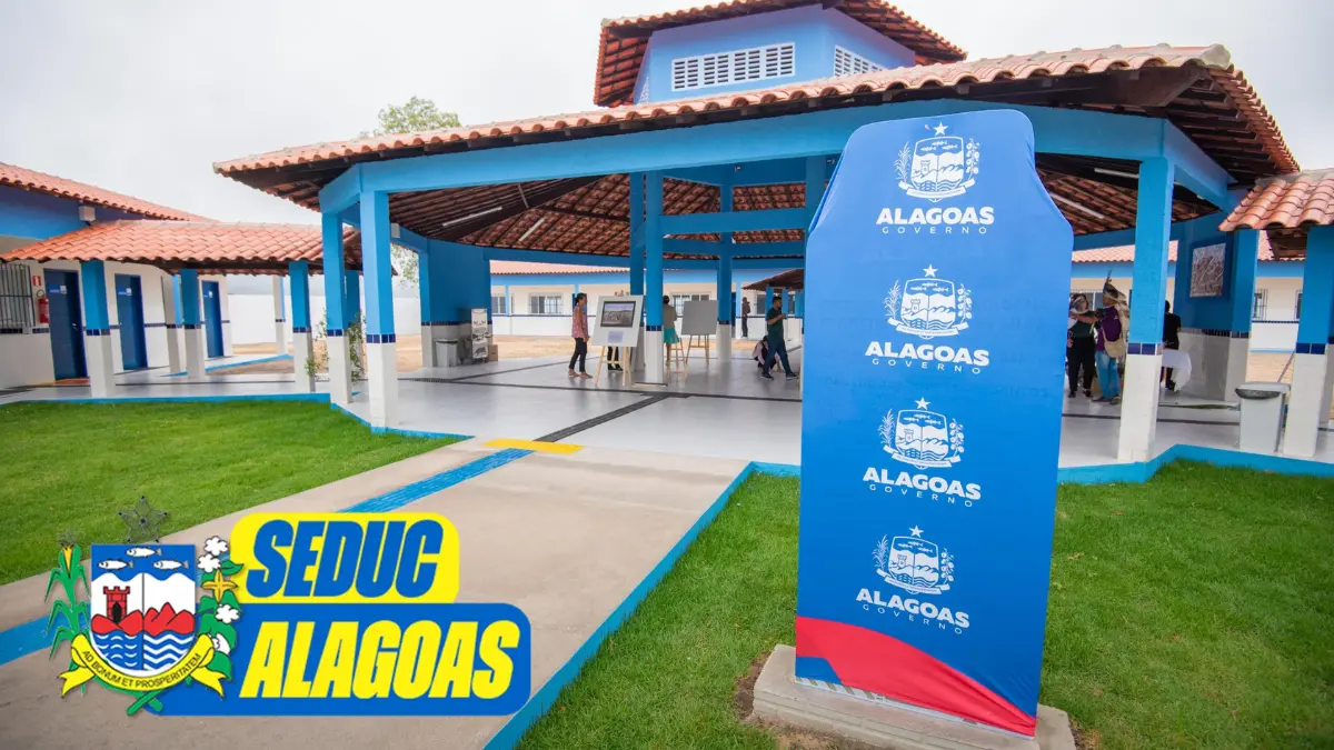 Concurso SEDUC AL abre 521 vagas com salário de R$ 4.325,37 para professor 1 Escola pública de Alagoas com arquitetura azul e branca ao fundo e placa do Governo de Alagoas em destaque, referente ao concurso SEDUC AL 2026