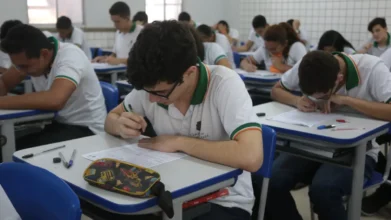 Estudantes com uniforme do Governo do Ceará em sala de aula durante aplicação do concurso SEDUC CE