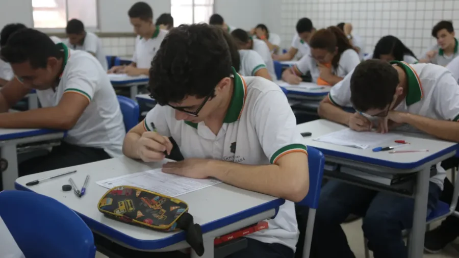 Estudantes com uniforme do Governo do Ceará em sala de aula durante aplicação do concurso SEDUC CE