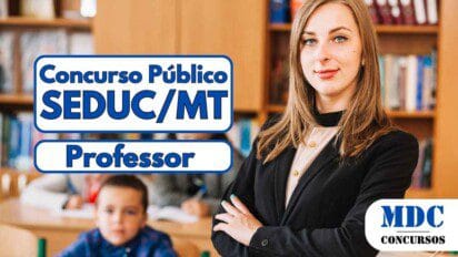 Professora jovem de pé com os braços cruzados em sala de aula, sorrindo, com três alunos ao fundo estudando em carteiras - Concurso SEDUC MT 2025 abre 1500 vagas para Professores da Educação Básica